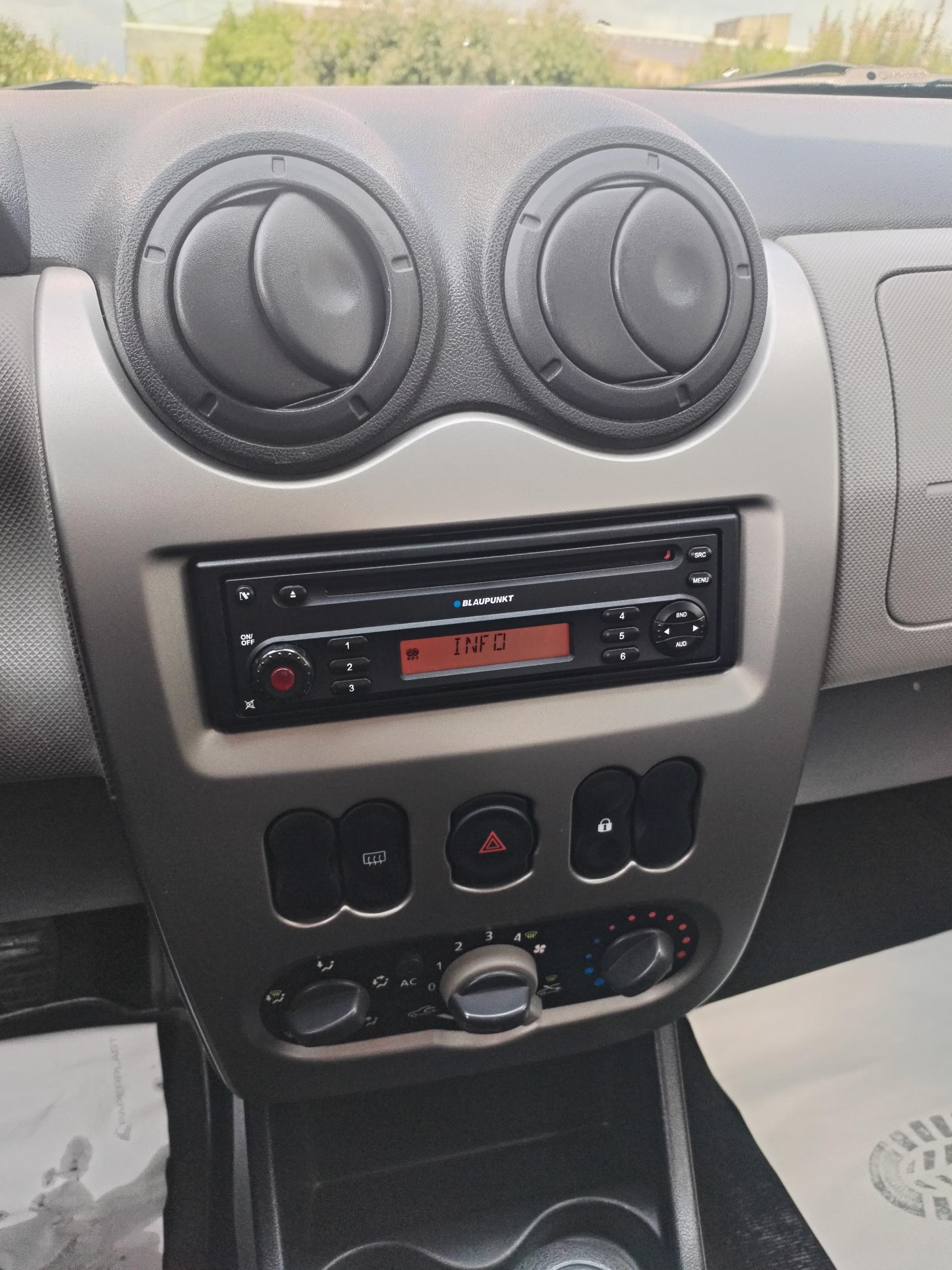 DACIA           SANDERO