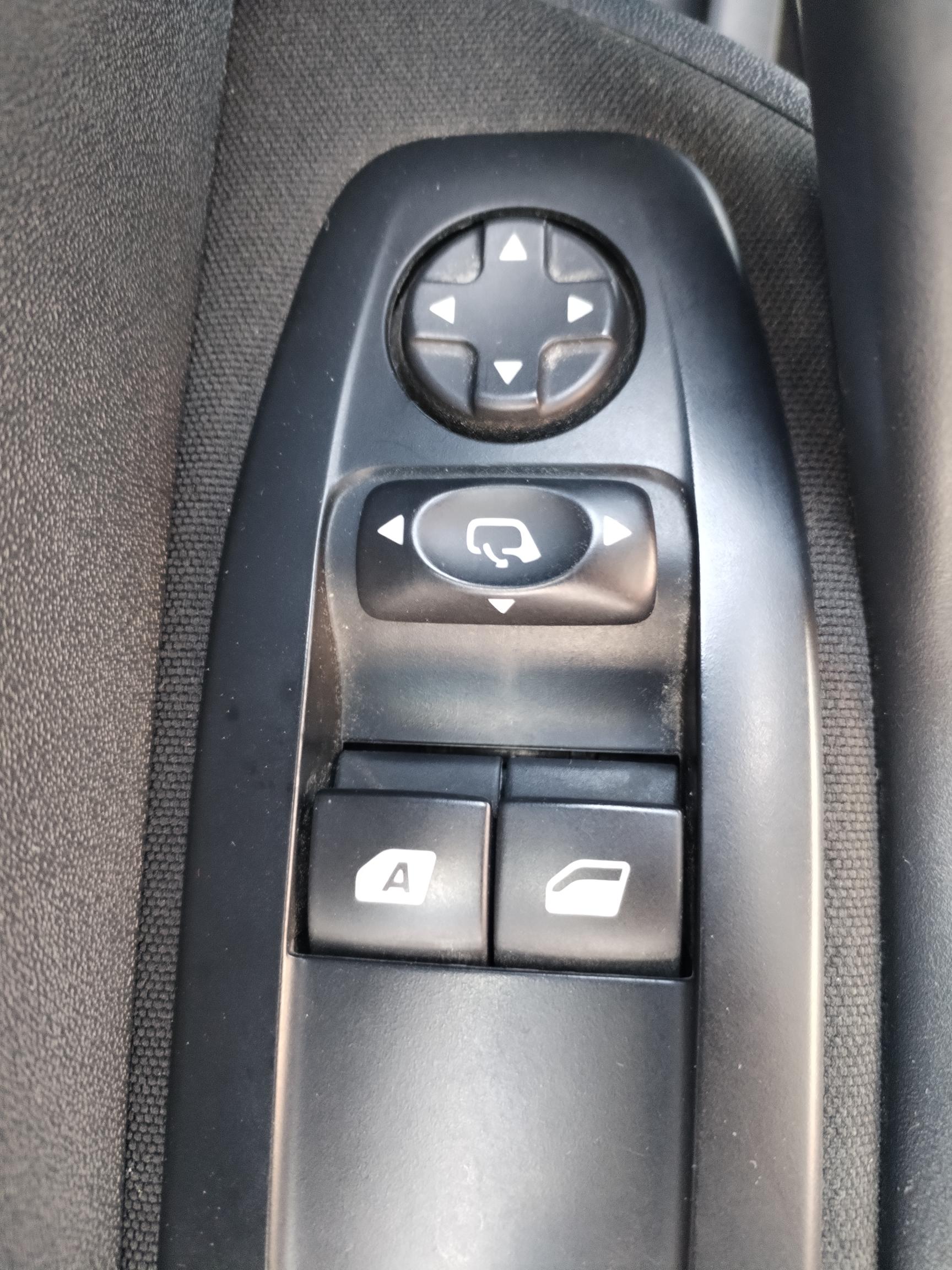 PEUGEOT         2008