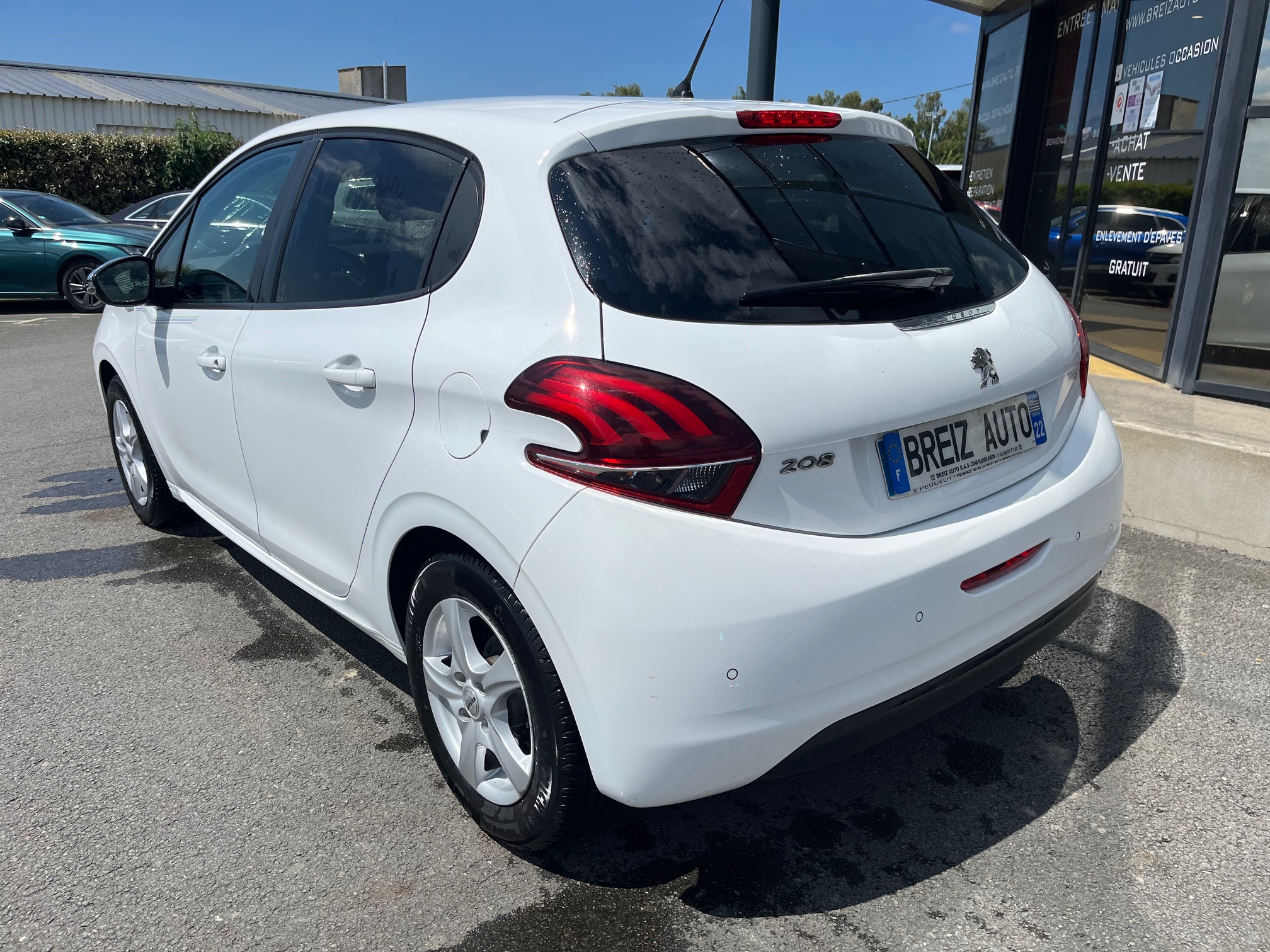 PEUGEOT         208