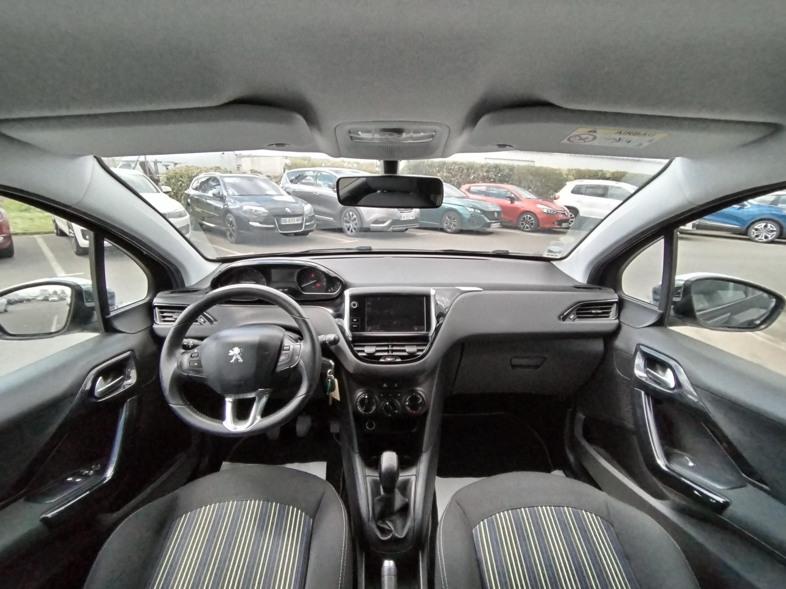 PEUGEOT         208