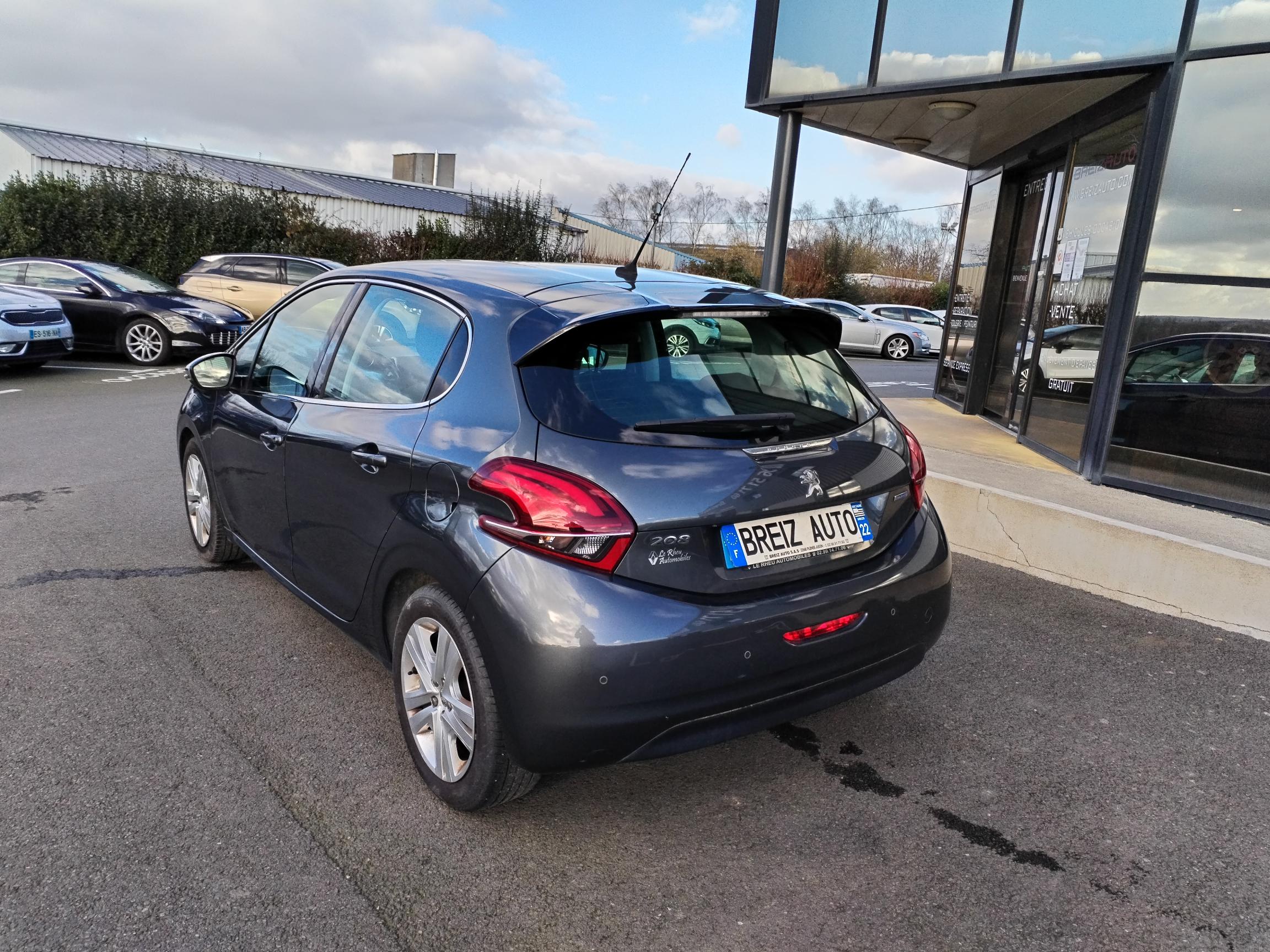 PEUGEOT         208