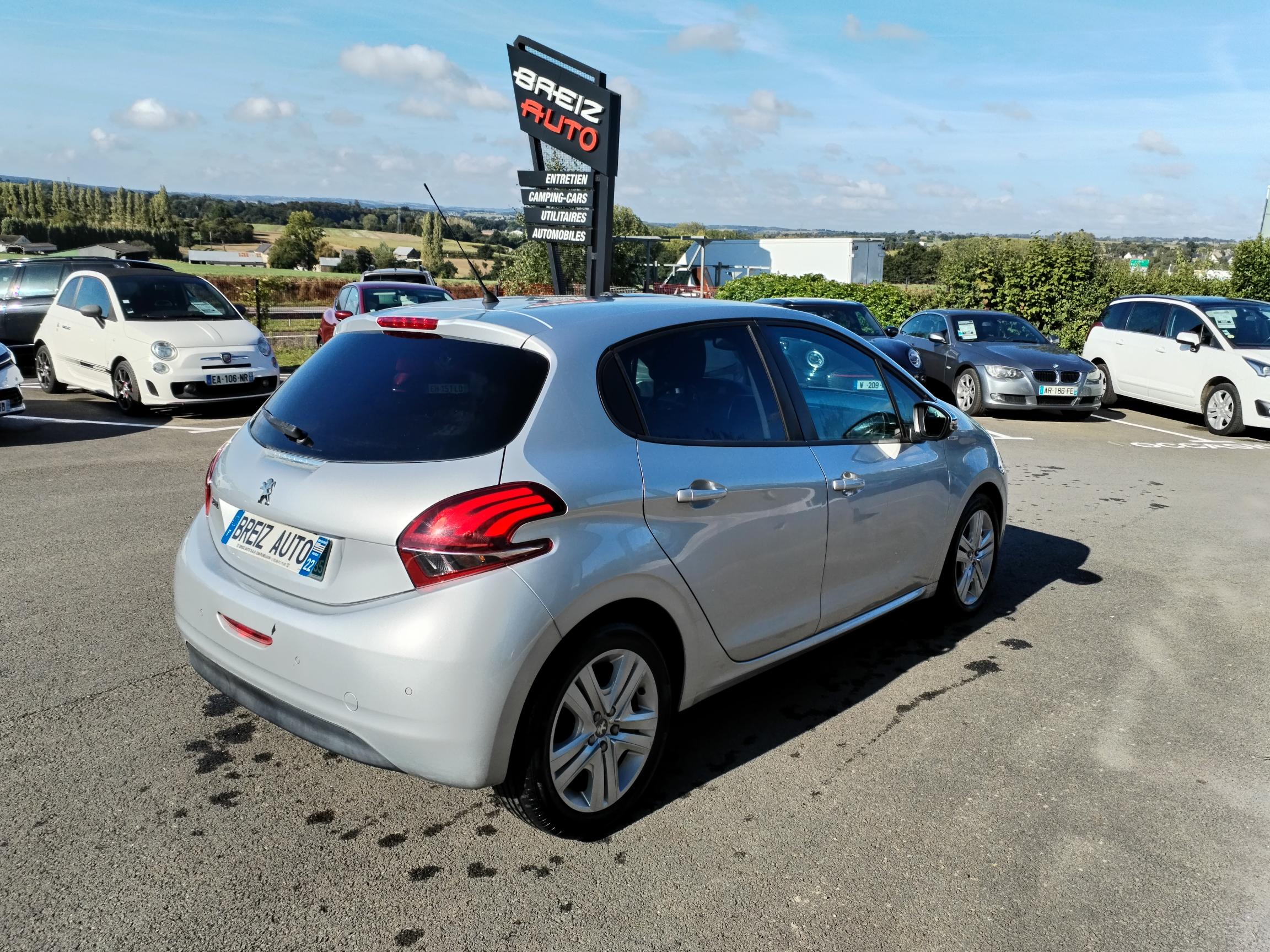 PEUGEOT         208