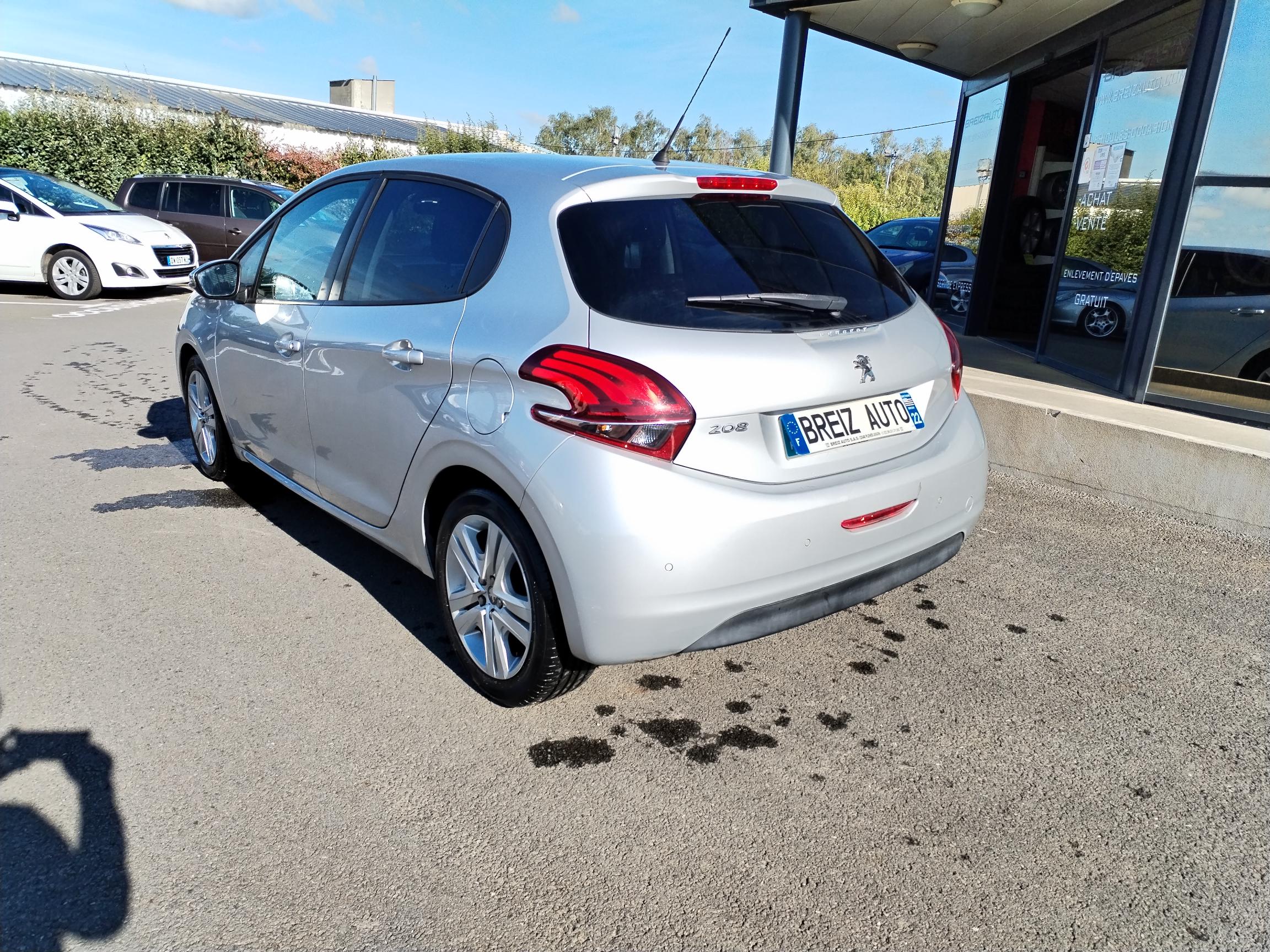 PEUGEOT         208