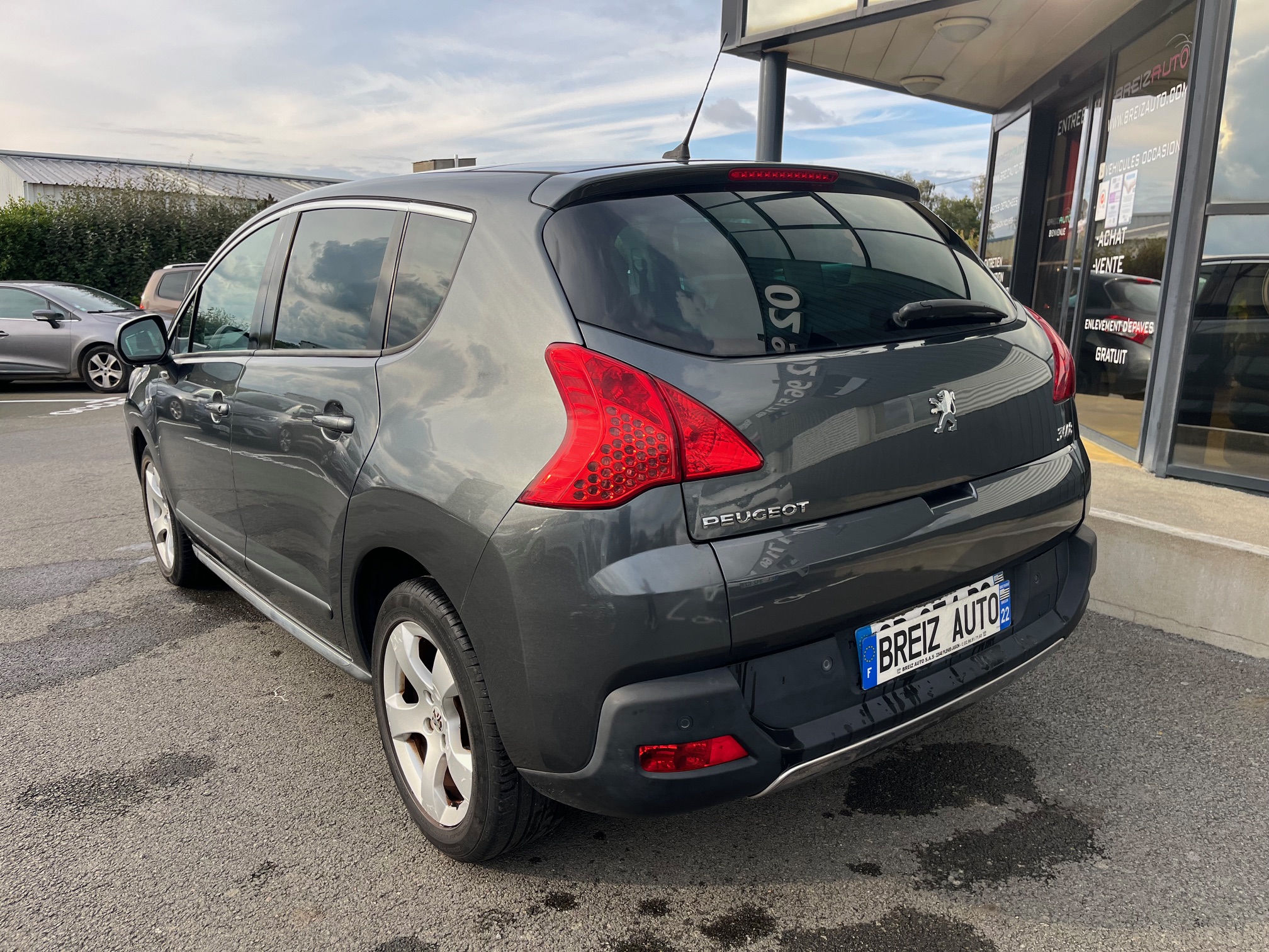 PEUGEOT         3008