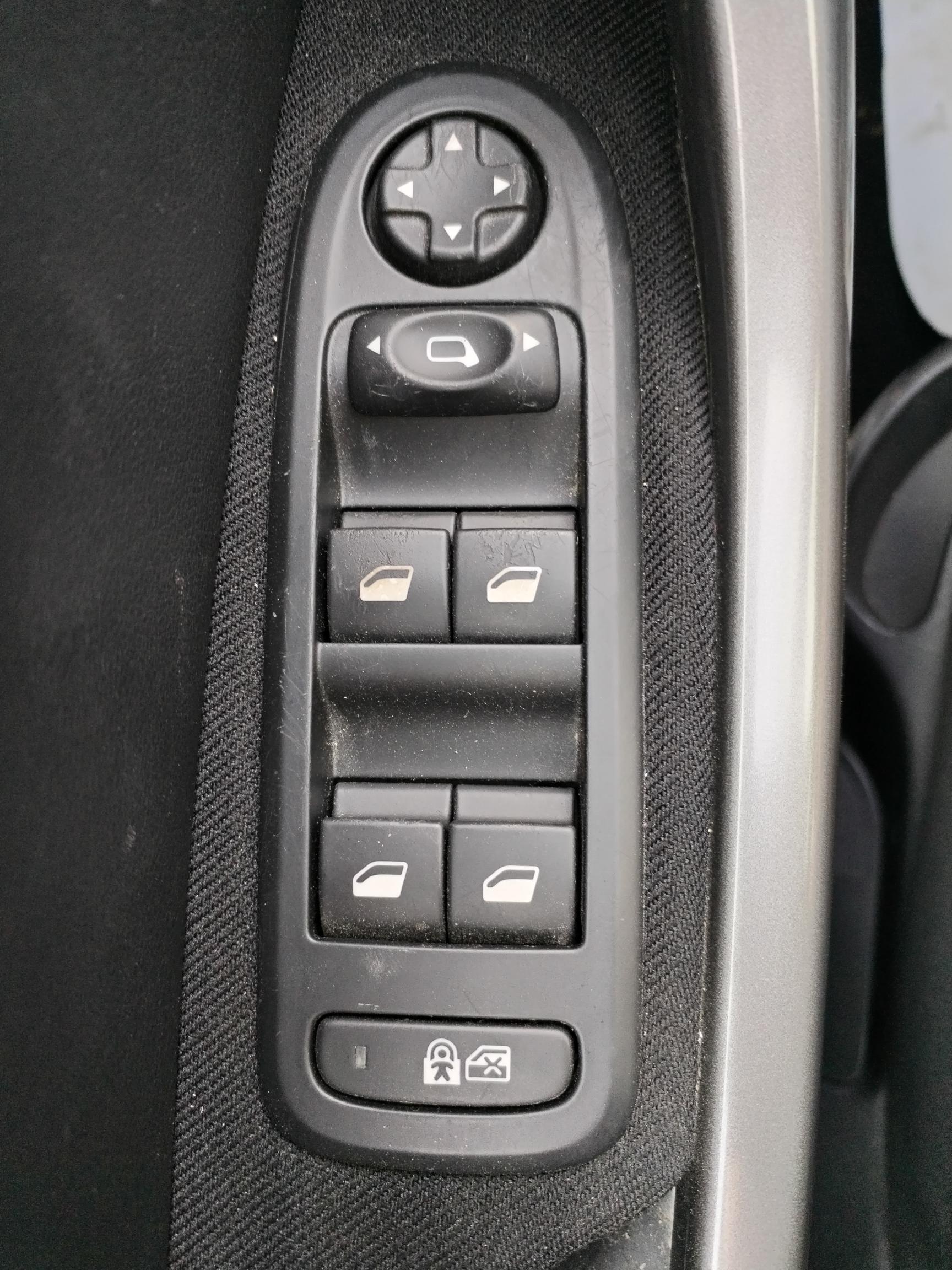 PEUGEOT         308