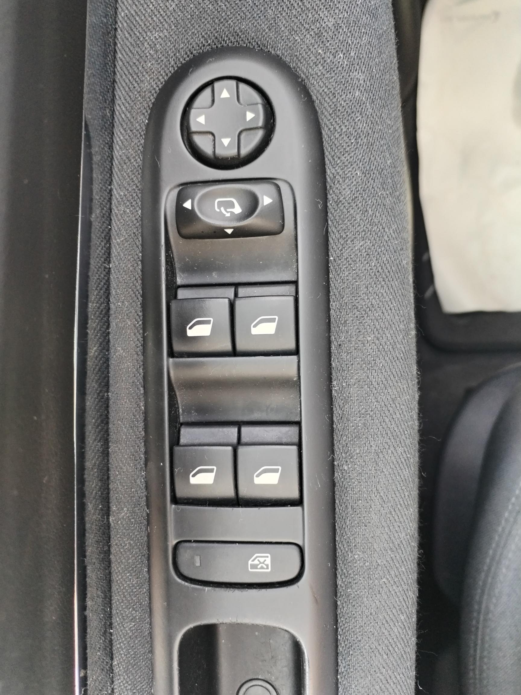 PEUGEOT         5008