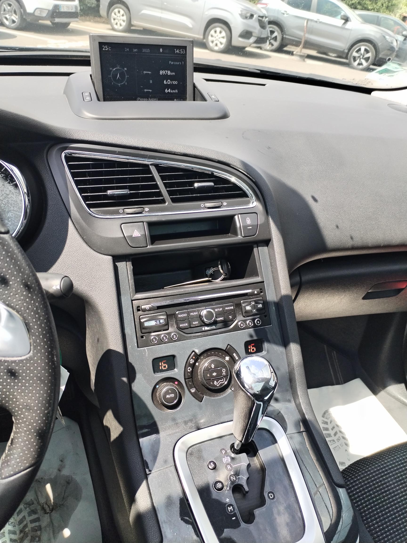 PEUGEOT         5008