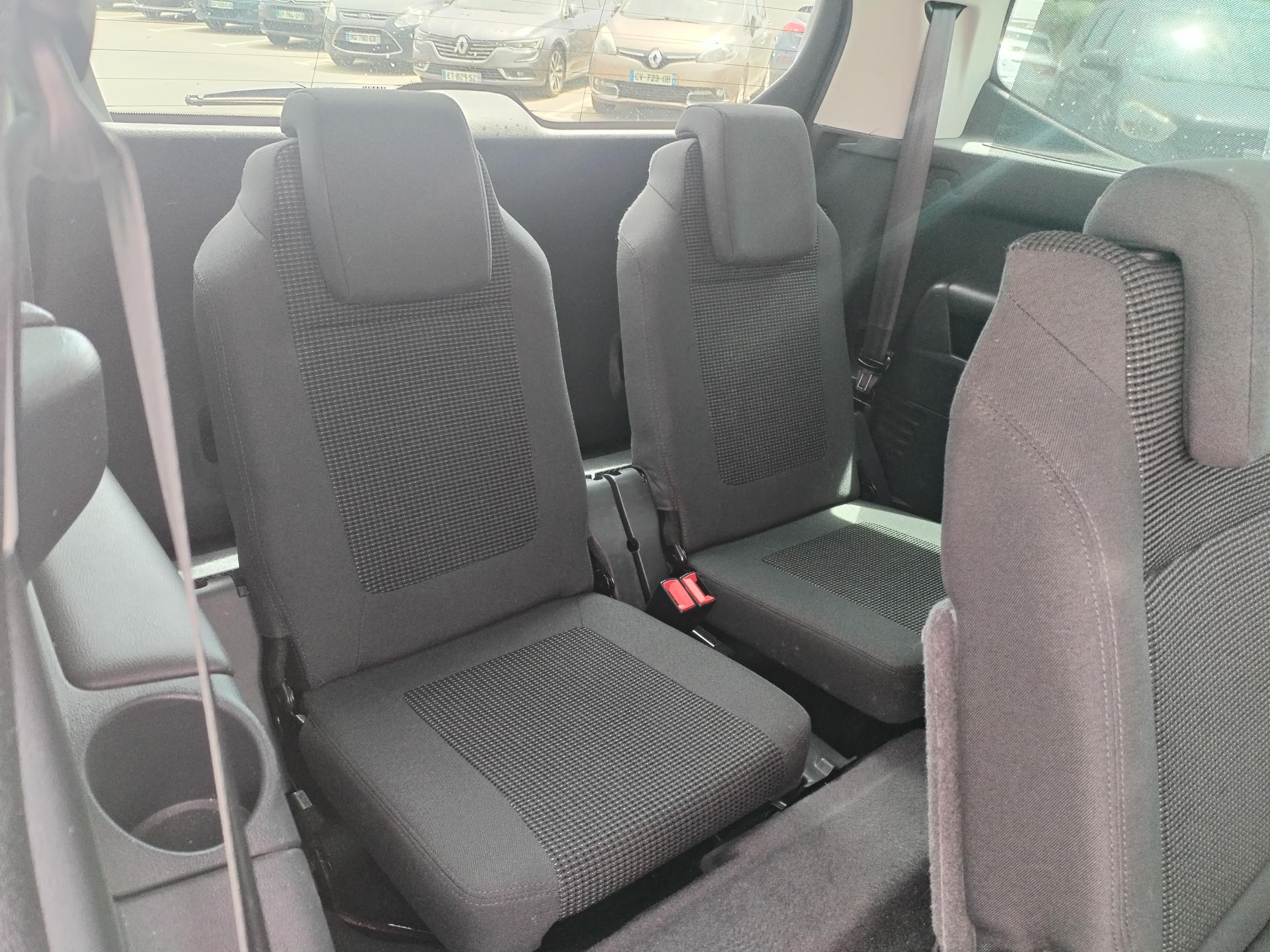 PEUGEOT         5008