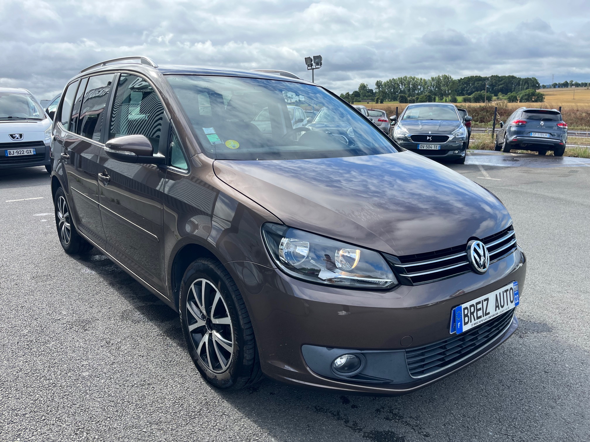 VOLKSWAGEN      TOURAN