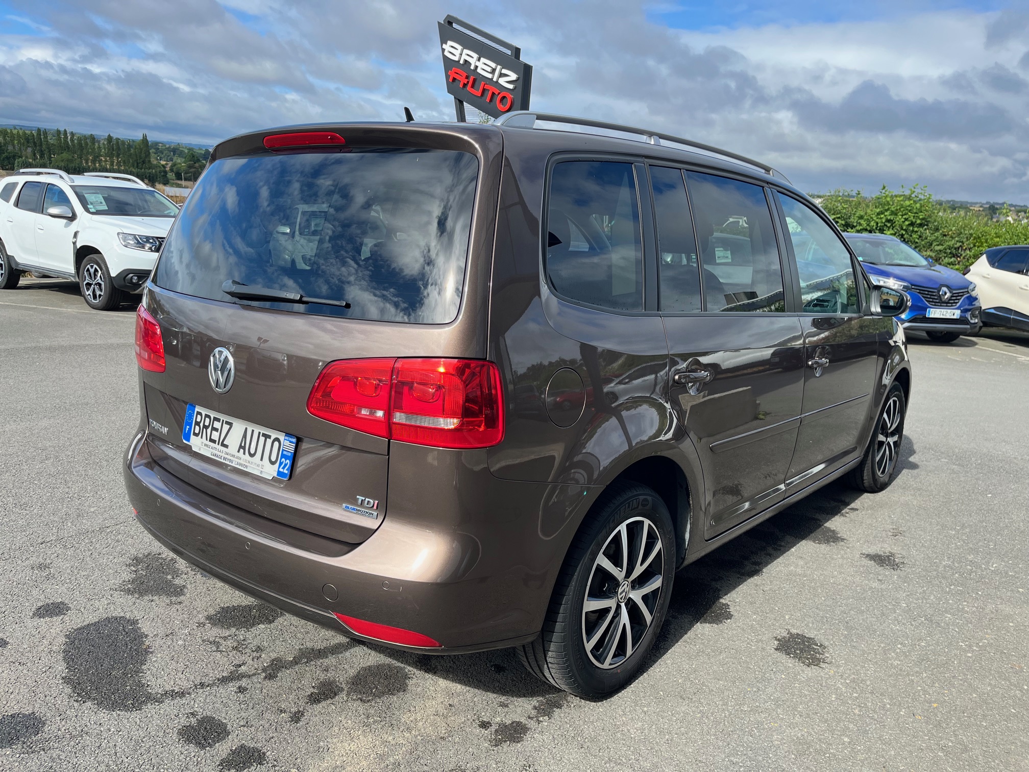 VOLKSWAGEN      TOURAN