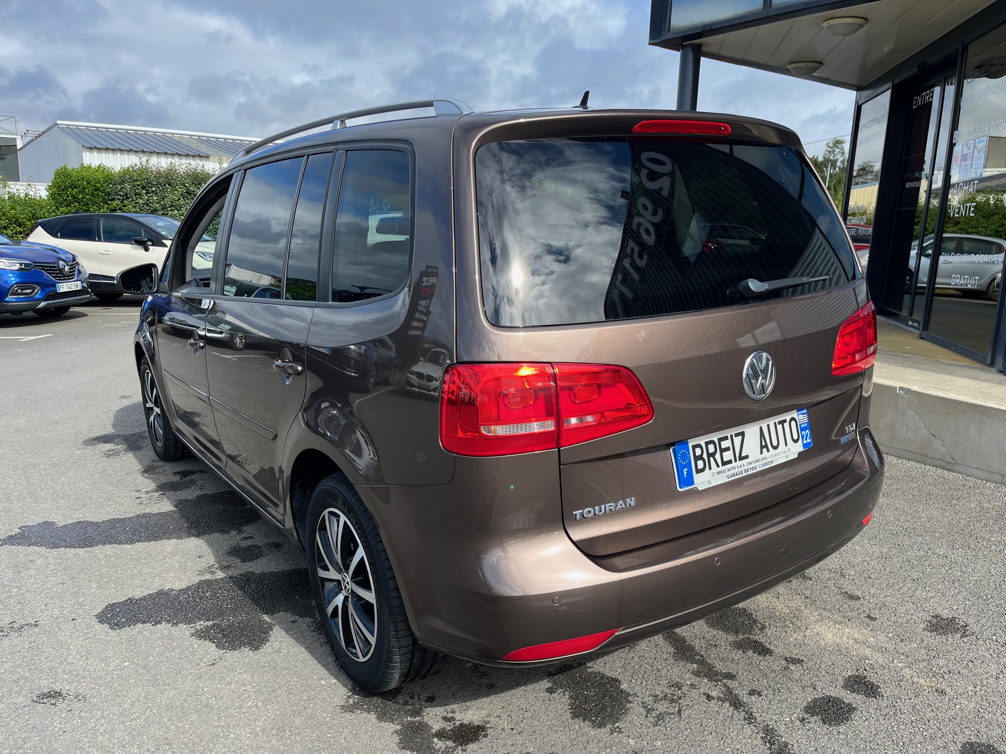 VOLKSWAGEN      TOURAN